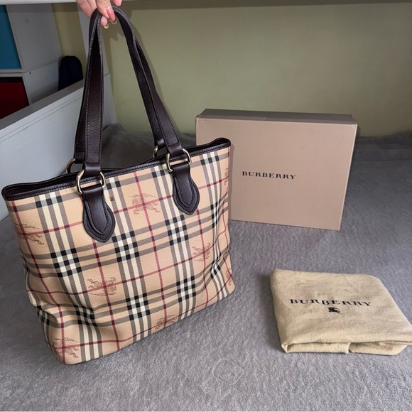 Burberry Haymarket Check tote in brown witb bhrberry box and burberry dust bag - Picture 4 of 14